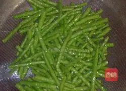 Illustration of how to make stir-fried cowpeas 4