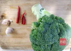 Illustration of how to make stir-fried broccoli 1