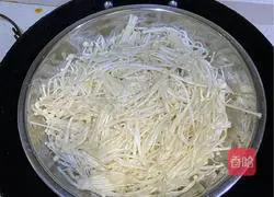 Illustration of how to steam enoki mushrooms with garlic 3