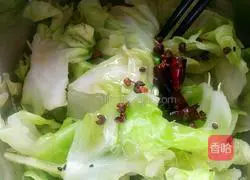 Illustration of how to make hand-shredded cabbage 7