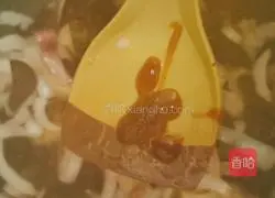 Illustration of how to stir-fry onions and fungus 8