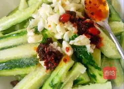 Illustration of how to make garlic and cucumbers with knife 4