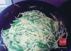 Illustration of how to stir-fry cowpeas and potatoes 11