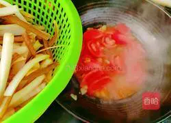 Illustration of how to stir-fry cattail with tomatoes 9