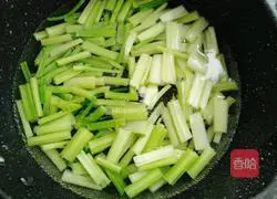 Illustration of how to stir-fry yam with celery 6