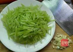 Illustration of how to make stir-fried shredded lettuce 2