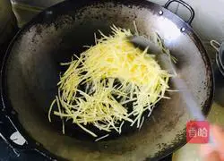 Illustration of how to make green pepper and potato shreds 3