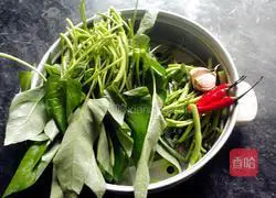 Illustration of how to make stir-fried water spinach 1