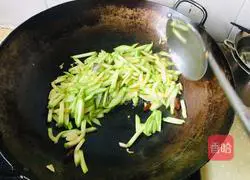 Illustration of how to make vinegar-coated zucchini shreds 7
