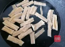 Illustration of how to make cucumber and yuba 5