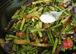 Illustration of how to make fried eggplant and beans 19