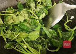 Illustration of how to stir-fry sweet potato leaves 6