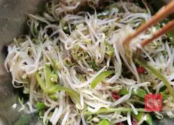 Illustration of how to make cold mung bean sprouts 6