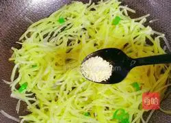 Illustration of how to stir-fry shredded potatoes 11