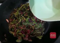 Illustration of how to make garlic shrimp skin and red amaranth 10