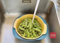 Illustration of how to make spiced edamame 1