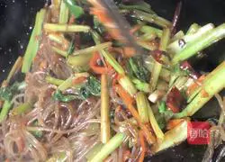 Illustration of how to stir-fry three shredded silkworms 9