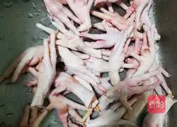 Illustration of how to make Internet celebrity lemon chicken feet 1