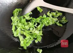 Illustration of how to make spicy stir-fried loofah and gourd 3