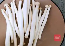 Illustration of how to stir-fry green vegetables with white jade mushrooms 2
