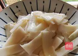 Illustration of how to stir-fry sour bamboo shoots 10