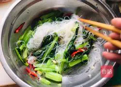 Illustration of how to mix Chinese cabbage with vermicelli 8