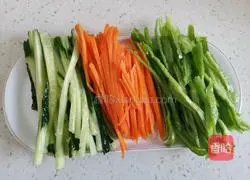 Illustration of how to make plain rolls with three shreds dipped in pickles 2