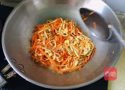 Illustration of how to make fried tofu skin with shredded carrots 8