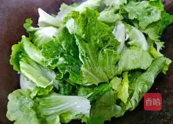 Illustration of how to stir-fry garlic lettuce in lard 8
