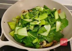 Illustration of how to stir-fry vegetables with mushrooms 7