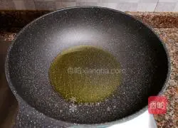 Illustration of how to cook white fungus and stir-fried cauliflower 7