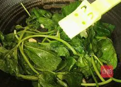 Illustration of how to stir-fry sweet potato leaves 9