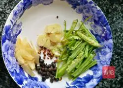 Illustration of how to stir-fry bitter melon 3