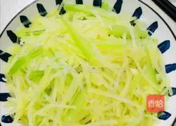 Illustration of making shredded potatoes and celery 13