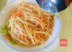 Illustration of how to make vinegar-coated potato and carrot shreds 5