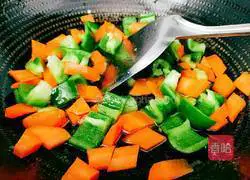 Illustration of how to stir-fry king oyster mushrooms with carrots and green peppers 8