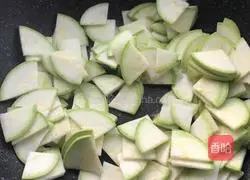 Illustration of how to make scrambled eggs with zucchini 7