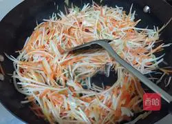 Illustration of how to stir-fry three shredded silkworms 3