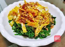 Illustration of how to make garlic egg skin with shepherd's purse 9