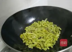 Illustration of how to stir-fry bitter melon 4