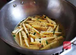 Illustration of how to make spring bamboo shoots in sauce 11