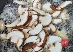 Illustration of how to stir-fry rapeseed with mushrooms 4