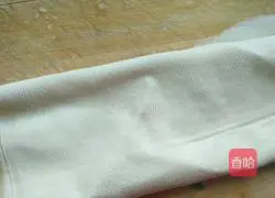 Illustration of how to make cold tofu skin 1