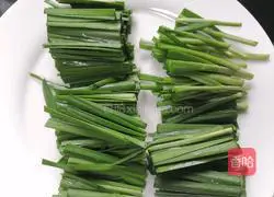 Illustration of how to stir-fry bean sprouts with leeks 3