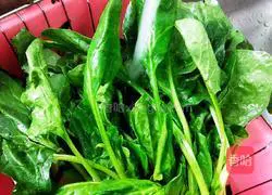 Illustration of how to make white kidney beans mixed with spinach 1