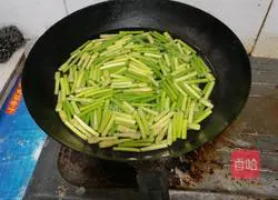 Illustration of how to stir-fry garlic moss 1