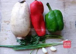 Illustration of how to mix lotus root shreds 1