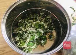 Illustration of how to make pickled chive flowers 1