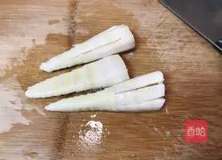 Illustration of how to make shredded bitter bamboo shoots cold with red oil 4