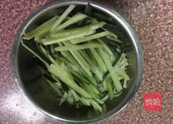 Illustration of how to mix enoki mushrooms with cucumbers 7